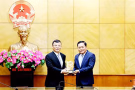Lãnh đạo hai địa phương trao tặng quà lưu niệm. (Ảnh: Thái Thuần/TTXVN)