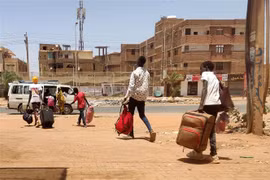 Người dân sơ tán tránh xung đột tại Khartoum (Sudan )ngày 14/5/2023. (Ảnh: AFP/TTXVN)