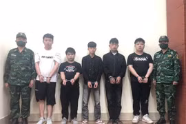 Các đối tượng có hành vi đưa người nhập cảnh trái phép bị Bộ đội Biên phòng Quảng Ninh bắt giữ. (Ảnh: TTXVN phát)