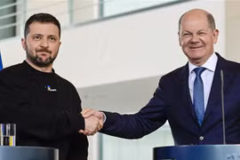 Tổng thống Ukraine Volodymyr Zelensky (trái) và Thủ tướng Đức Olaf Scholz tại cuộc họp báo chung ở Berlin ngày 14/5/2023. (Ảnh: AFP/TTXVN)