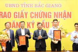 Phó Chủ tịch Ủy ban Nhân dân tỉnh Bắc Giang Phan Thế Tuấn trao Giấy chứng nhận đăng ký đầu tư, Giấy chứng nhận đăng ký doanh nghiệp cho các nhà đầu tư. (Nguồn: Cổng thông tin điện tử tỉnh Bắc Giang)