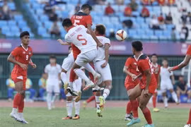 U22 Việt Nam (áo trắng) đã không thể vượt qua U22 Indonesia khi để thua ở những phút bù giờ cuối cùng trong trận bán kết 1 môn Bóng đá Nam tại SEA Games 32, chiều 13/5/2023. (Ảnh: Minh Quyết/TTXVN)