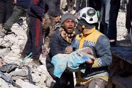Chuyển thi thể em bé thiệt mạng trong trận động đất tại thị trấn Harim, tỉnh Idlib (Thổ Nhĩ Kỳ), ngày 8/2/2023. (Ảnh: AFP/TTXVN)
