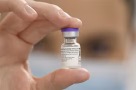 Vaccine ngừa COVID-19 của hãng Pfizer/BioNTech. (Ảnh: AFP/TTXVN)