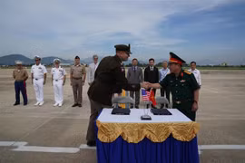 Tham dự buổi lễ có Ban Giám đốc Cơ quan Việt Nam tìm kiếm người mất tích (VNOSMP), Tổng Lãnh sự Hoa Kỳ tại Thành phố Hồ Chí Minh, lãnh đạo Văn phòng MIA Hoa Kỳ tại Hà Nội (DET2). (Ảnh: TTXVN phát)