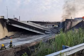Hình ảnh vụ sập cầu vượt ở bang Philadelphia (Mỹ). (Nguồn: CNN/Ảnh chụp màn hình)