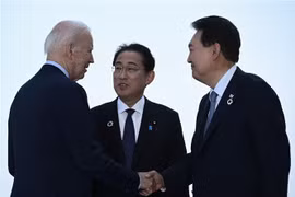 Lãnh đạo Mỹ-Nhật-Hàn trong cuộc gặp ba bên tại Hội nghị Thượng đỉnh Lãnh đạo Nhóm các nước công nghiệp phát triển hàng đầu thế giới ở Hiroshima (Nhật Bản), ngày 21/5/2023. (Ảnh: AFP/TTXVN)