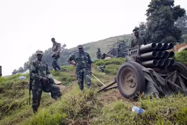 Các tay súng M23 gác tại Bunagana (Cộng hòa Dân chủ Congo). (Ảnh: AFP/TTXVN)