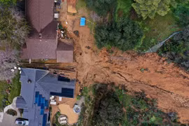 Hiện trường một vụ lở đất do mưa bão tại La Canada Flintridge, California (Mỹ), ngày 28/2/2023. (Ảnh: AFP/TTXVN)