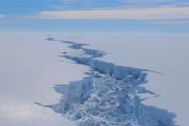 Vết nứt tại thềm băng Larsen C ở Nam Cực, tháng 2/2017. (Ảnh minh họa: AFP/TTXVN)