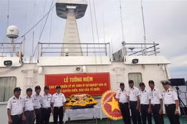 Cựu chiến binh Lê Thành Phương (thành phố Tuy Hòa - tỉnh Phú Yên) cùng đoàn công tác số 10 thả hoa tri ân các anh hùng liệt sỹ tại Trường Sa, năm 2022. (Ảnh: TTXVN phát)