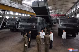 Nhà Lãnh đạo Triều Tiên Kim Jong-un (thứ hai, phải) thăm một nhà máy sản xuất tên lửa, ngày 11-12/8/2023. (Ảnh: KCNA/TTXVN)