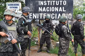Binh sỹ Honduras gác bên ngoài nhà tù Centro Femenino de Adaptacion Social ở Tamara, sau vụ bạo loạn ngày 20/6/2023. (Ảnh: AFP/TTXVN)