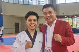 Võ sỹ Trần Hồ Duy (trái) chính thức có Huy chương Đồng nội dung Quyền Cá nhân Nam môn Taekwondo. (Nguồn: Thanh Niên)