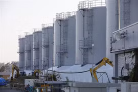Các bể chứa nước thải có chất phóng xạ đã qua xử lý tại nhà máy điện hạt nhân Fukushima. (Ảnh: Đào Thanh Tùng/TTXVN)