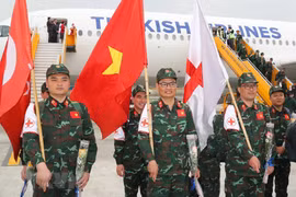 Cán bộ, chiến sỹ Quân đội Việt Nam vừa hoàn thành xuất sắc nhiệm vụ ở Thổ Nhĩ Kỳ về đến sân bay Nội Bài. (Ảnh: Trọng Đức/TTXVN)