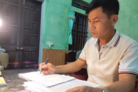 Ông Nguyễn Duy Lam, thí sinh lớn tuổi nhất tại Thái Bình trong Kỳ thi Tốt nghiệp Trung học Phổ thông, tranh thủ ôn tập. (Ảnh: TTXVN phát)