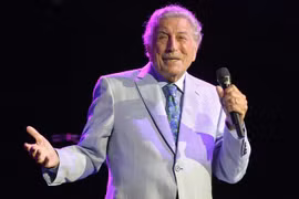 Huyền thoại âm nhạc Mỹ Tony Bennett biểu diễn tại Everett, Massachusetts (Mỹ) ngày 8/8/2019. (Ảnh: AFP/TTXVN)