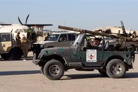 Binh sỹ thuộc quân đội Chính phủ Thống nhất Quốc gia Libya (GNU) gác gần khu vực sân bay quốc tế Tripoli (Libya), ngày 25/7/2022. (Ảnh: AFP/TTXVN)