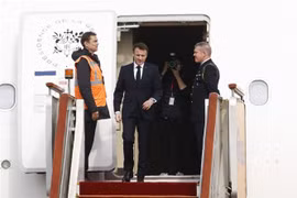 Tổng thống Pháp Emmanuel Macron (giữa) tới sân bay quốc tế Bắc Kinh, bắt đầu chuyến thăm Trung Quốc, ngày 5/4/2023. Ảnh: AFP/TTXVN