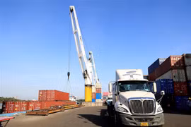 Bốc dỡ hàng hóa tại Cảng Phước Long ICD, thành phố Thủ Đức (Thành phố Hồ Chí Minh). (Ảnh: Hồng Đạt/TTXVN)