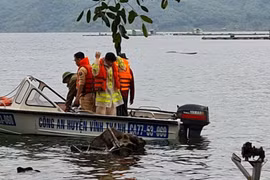 Lực lượng chức năng tìm kiếm nạn nhân mất tích. (Nguồn: Lao Động)