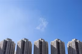 Các tòa nhà chung cư ở Hong Kong (Trung Quốc) ngày 20/11/2021. (Ảnh: AFP/TTXVN)