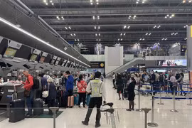 Hành khách làm thủ tục tại sân bay sân bay quốc tế Suvarnabhumi (Thái Lan). (Ảnh: Huy Tiến/TTXVN)