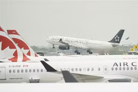 Máy bay của hãng hàng không Air Canada tại sân bay ở Montreal, Quebec (Canada). (Ảnh: AFP/TTXVN)