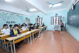Các thí sinh nghe phổ biến quy chế thi. (Ảnh: Anh Tuấn/TTXVN)