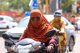 Người dân di chuyển trên đường phố dưới trời nắng nóng tại Bhopal, bang Madhya Pradesh (Ấn Độ), ngày 6/7/2023. (Ảnh: THX/TTXVN)