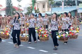 Biểu diễn gánh hoa đặc trưng ngư dân miền biển trong lễ hội đường phố Sắc màu Bình Thuận. (Ảnh: Nguyễn Thanh/TTXVN)