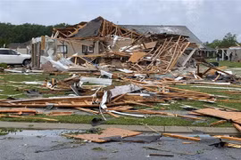 Hiện trường đổ nát sau lốc xoáy ở thành phố Monroe, bang Louisiana (Mỹ) hồi tháng trước. (Ảnh: AFP/TTXVN)