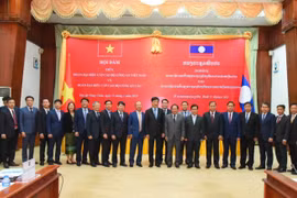 Thứ trưởng Nguyễn Duy Ngọc và Thứ trưởng Khamking Phuilamanivong với các đại biểu tham dự hội đàm. (Nguồn: Công an nhân dân)