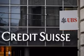Logo các "đại gia" ngân hàng Thụy Sĩ UBS và Credit Suisse tại Basel. (Ảnh: AFP/TTXVN)