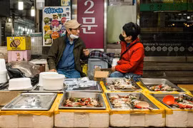 Một quầy bán hải sản tại chợ ở Seoul (Hàn Quốc). (Ảnh: AFP/TTXVN)