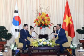 Chủ tịch Ủy ban Nhân dân Thành phố Hồ Chí Minh Phan Văn Mãi tiếp Chủ tịch Quốc hội Hàn Quốc Kim Jin-pyo. (Ảnh: Xuân Khu/TTXVN)