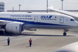 Chuyến bay 462 của All Nippon Airways chờ đợi tại Sân bay Naha lúc 1h32 chiều 30/1/2023, sau khi việc cất cánh bị đình chỉ vì "lý do an toàn." (Nguồn: Kyodo News/Ảnh chụp màn hình)