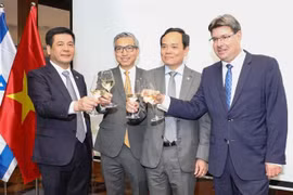 Phó Thủ tướng Chính phủ Trần Lưu Quang cùng các đại biểu chúc mừng tại Lễ Kỷ niệm 78 năm Quốc khánh nước Cộng hòa Xã hội Chủ nghĩa Việt Nam và 30 năm thiết lập quan hệ ngoại giao Việt Nam-Israel. (Ảnh: Văn Ứng/TTXVN)