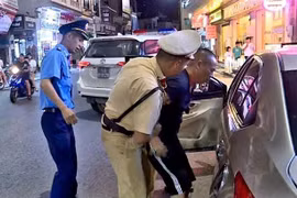 Tài xế Nguyễn Văn Quang bị lực lượng chức năng khống chế sau khi bỏ chạy, tối 22/6 vừa qua. (Ảnh: TTXVN phát)