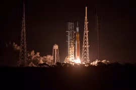 Tên lửa SLS mang theo tàu vũ trụ thám hiểm Mặt Trăng Orion trong sứ mệnh Artemis 1 rời bệ phóng tại Trung tâm Vũ trụ Kennedy, bang Florida (Mỹ) ngày 16/11/2022. (Ảnh: THX/TTXVN)