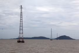 Đưa điện lưới quốc gia ra xã Hòn Tre, huyện đảo Kiên Hải, Kiên Giang. (Ảnh: Lê Huy Hải/TTXVN) 