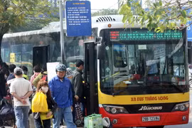 Hành khách đi xe buýt ở Hà Nội. (Ảnh: Huy Hùng/TTXVN)