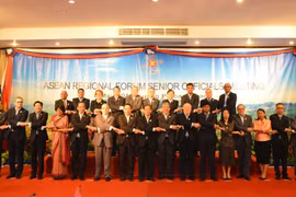Các trưởng đoàn chụp ảnh chung. (Ảnh: Nguyễn Chiến/Vietnam+)