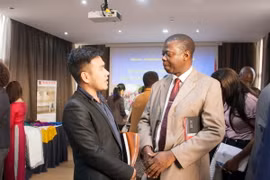 Đại diện doanh nghiệp hai nước trao đổi hợp tác kinh doanh tại buổi giao thương. (Nguồn: Đại sứ quán Việt Nam tại Mozambique)