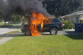 Chiếc xe Jeep của Nathan Dornacher bị lửa bao phủ. (Nguồn: Facebook/Nathan Lydia Dornacher)
