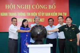 Ông Trần Quốc Vượng và lãnh đạo Ủy ban Kiểm tra Trung ương thực hiện nghi thức ấn nút khai trương trang thông tin điện tử. (Ảnh: Phương Hoa/TTXVN)