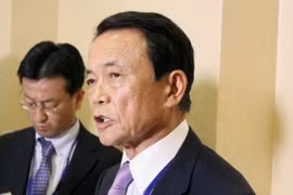 Bộ trưởng Tài chính Nhật Bản Taro Aso (phải) tại Hội nghị thường niên của IMF và WB ở Washington, DC ngày 14/4. (Nguồn: Kyodo/TTXVN) 