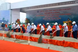 Các đại biểu thực hiện nghi thức khởi công dự án. (Ảnh: Tuấn Anh/TTXVN)