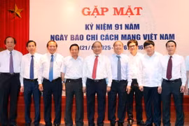 Thủ tướng Nguyễn Xuân Phúc chụp ảnh chung với các đại biểu tại buổi gặp mặt. (Ảnh: Thống Nhất/TTXVN)